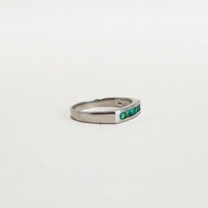 Anillo en Bisel Oro Blanco con Esmeraldas