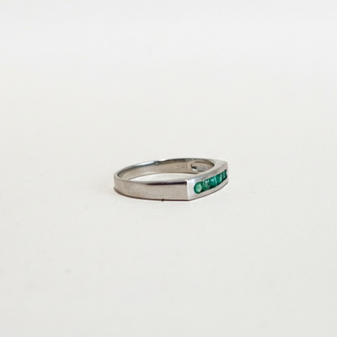 Anillo en Bisel Oro Blanco con Esmeraldas