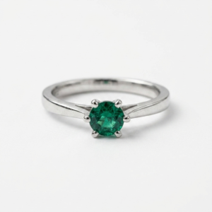 Anillo Solitario Esmeralda central Oro Blanco 18k