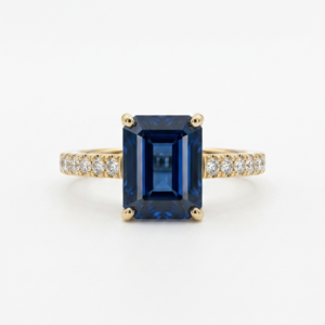 Anillo con Zafiro Rectangular y Pave de Diamantes Oro 18k