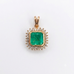 Dije Esmeralda Cuadrada Grande con Halo de Diamantes Oro 18k