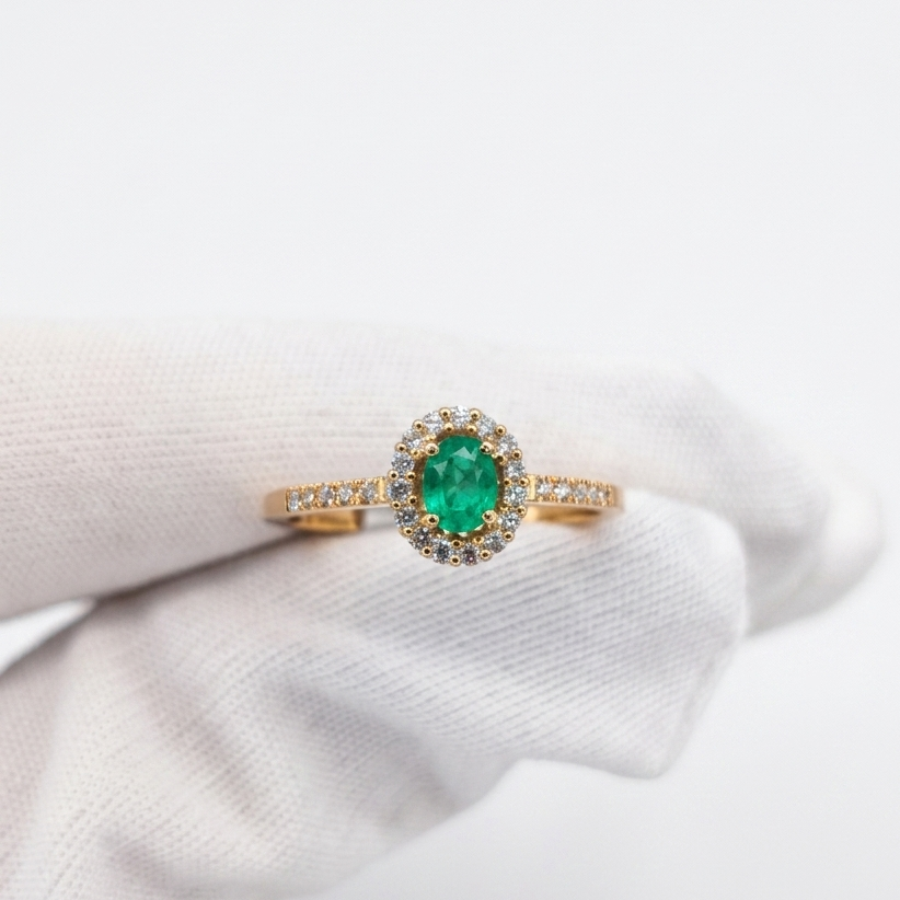 Anillo Cluster Esmeralda Ovalo con Pave de Diamantes Oro 18k - Imagen 3