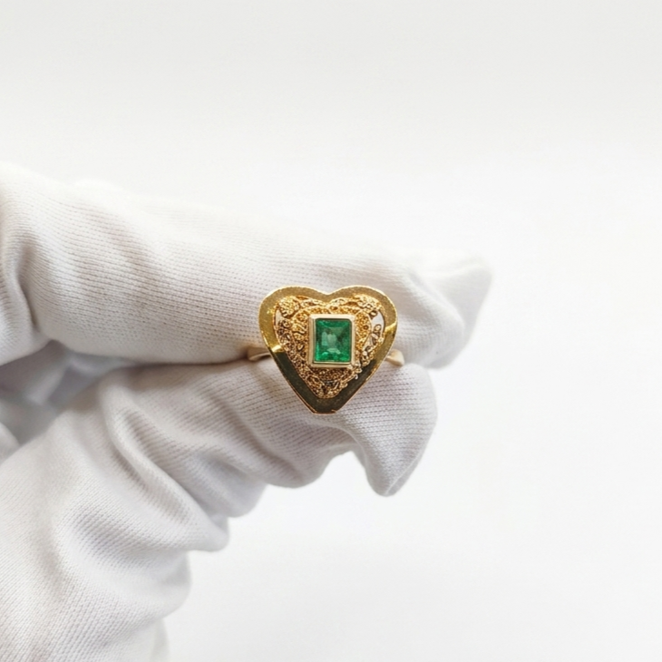 Anillo Filigrana en corazon con Esmeralda Oro 18k - Imagen 2