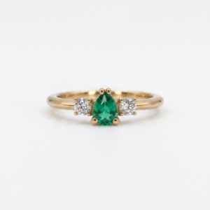 Anillo Esmeralda Lagrima con diamantes Oro 18k
