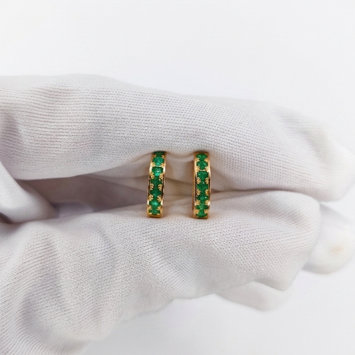 Argollas Huggies con Carril de Esmeraldas Oro 18k - Imagen 3