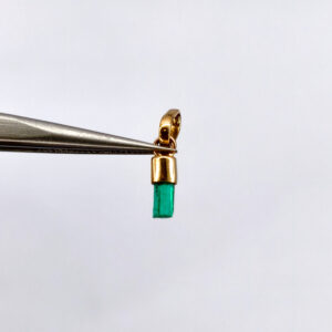 Dije Canutillo con esmeralda pequeño Oro 18k