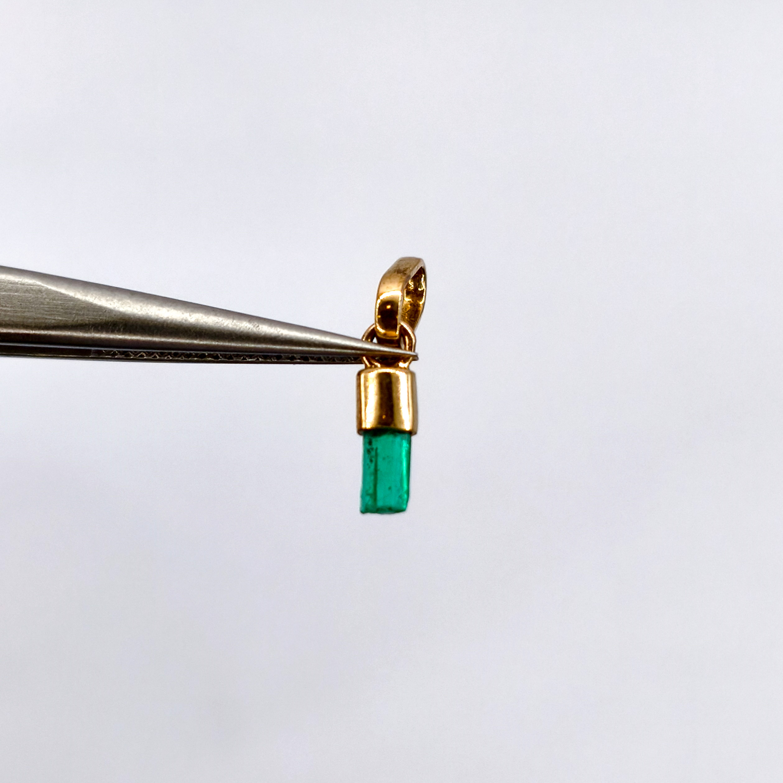 Dije Canutillo con esmeralda pequeño Oro 18k
