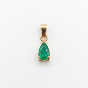 Dije Lagrima con Engaste de Uñas Oro 18k