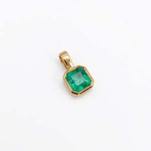 Dije Esmeralda Talla Cuadrada en Engaste Biselado Oro 18k