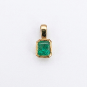 Dije Esmeralda Talla Rectangular en Engaste Biselado Oro 18k