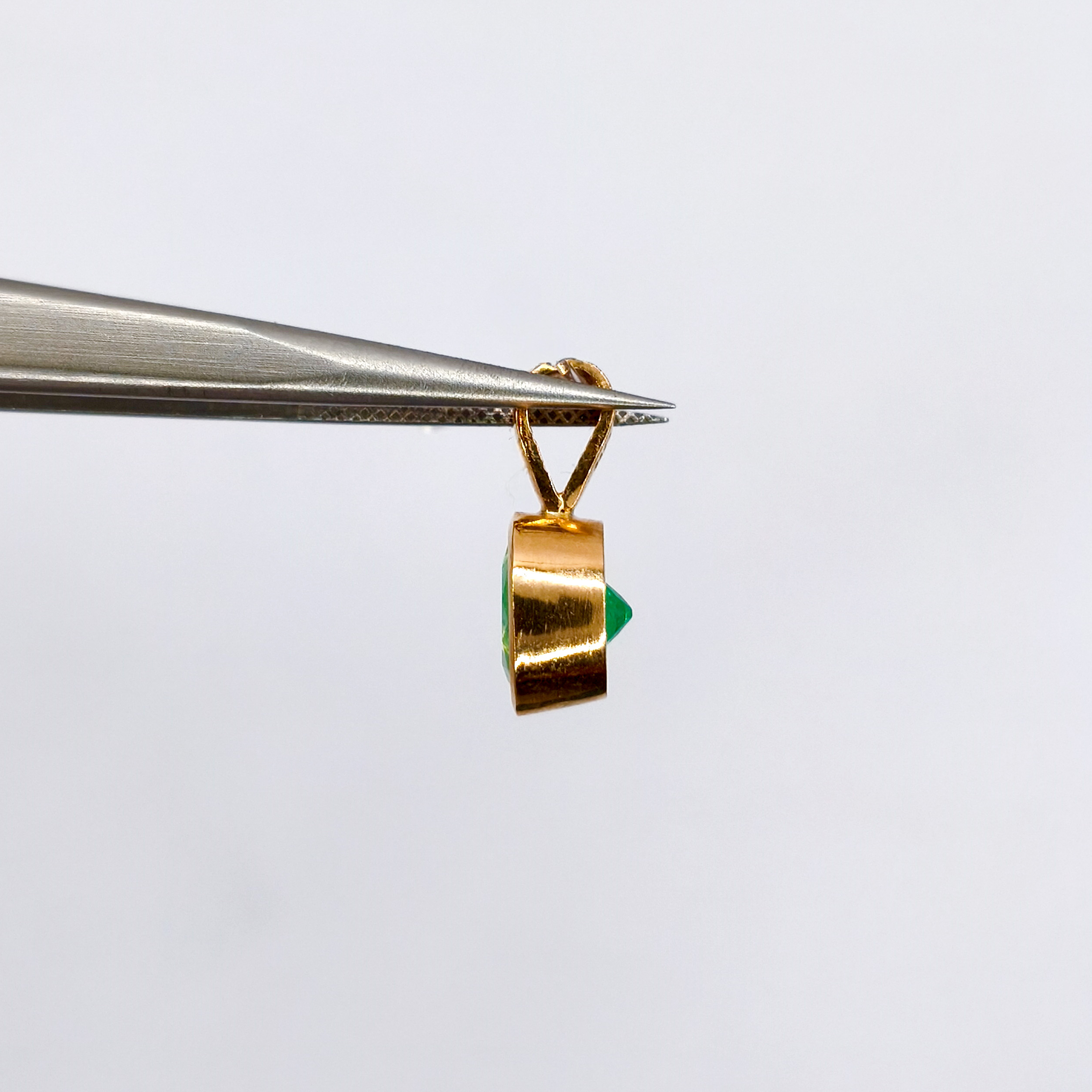 Dije Esmeralda Redonda en Engaste Biselado Oro 18k - Imagen 2