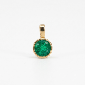 Dije Esmeralda Redonda en Engaste Biselado Oro 18k
