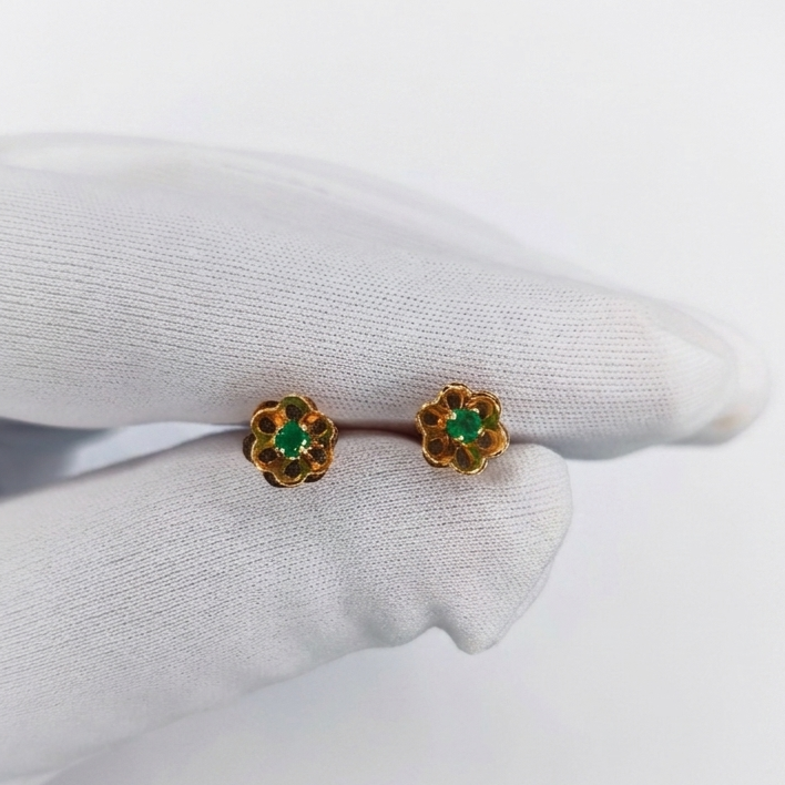 Aretes topo flor con esmeralda Oro 18k - Imagen 3