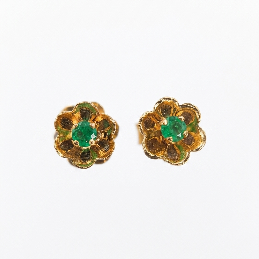 Aretes topo flor con esmeralda Oro 18k
