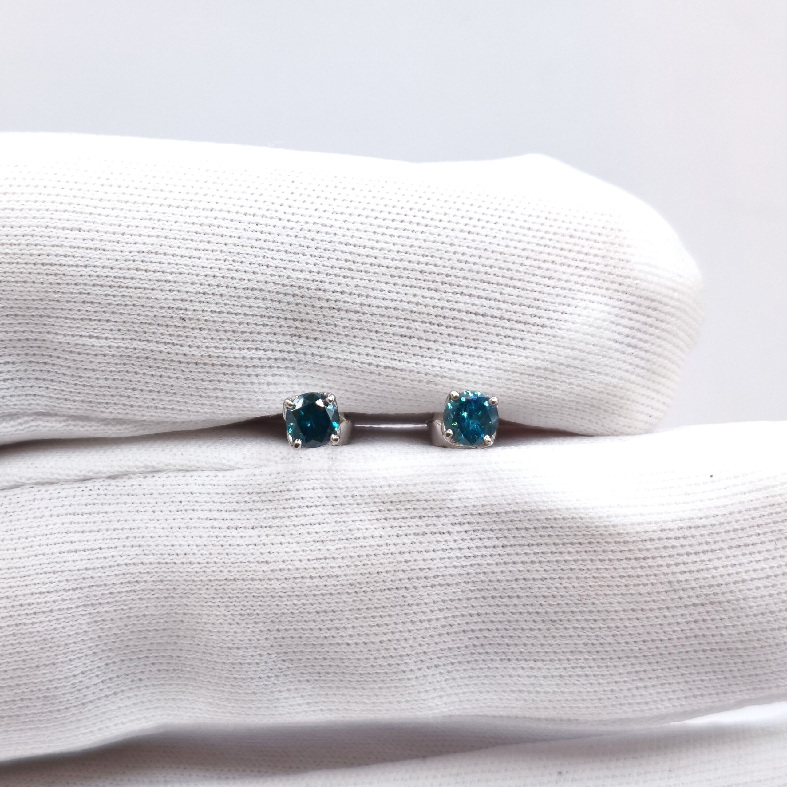 Topos Solitario Diamante azul Oro Blanco 18k - Image 3